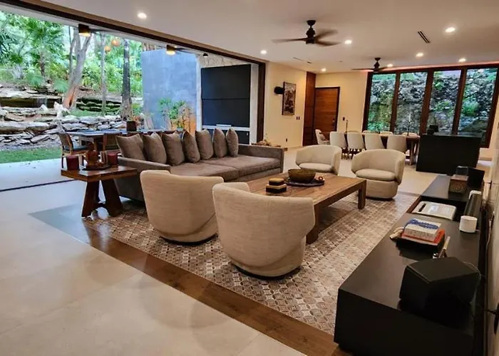 Spacious And Luxurious With 4 Bedrooms, Swimming Pool, Tennis Court, And Within Walking Distance Playa del Carmen