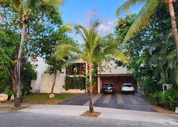 Spacious And Luxurious With 4 Bedrooms, Swimming Pool, Tennis Court, And Within Walking Distance Villa
