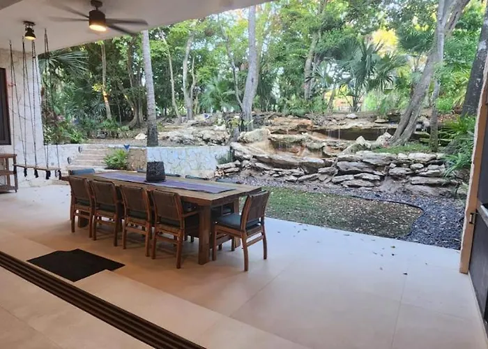 Spacious And Luxurious With 4 Bedrooms, Swimming Pool, Tennis Court, And Within Walking Distance Playa del Carmen