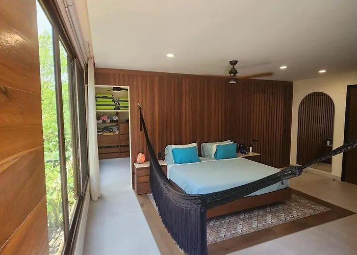 Villa Spacious And Luxurious With 4 Bedrooms, Swimming Pool, Tennis Court, And Within Walking Distance Playa del Carmen