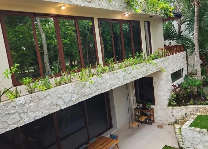 Spacious And Luxurious With 4 Bedrooms, Swimming Pool, Tennis Court, And Within Walking Distance * Playa del Carmen